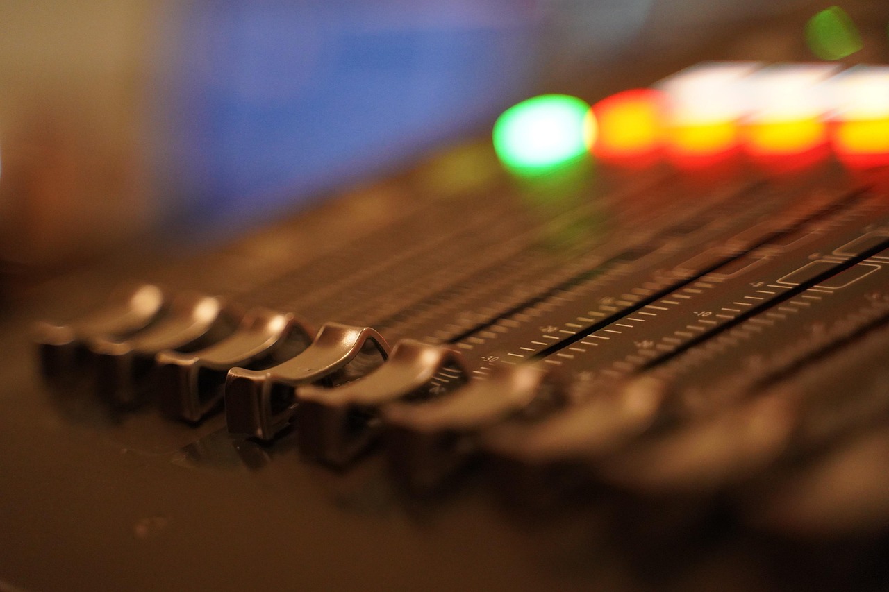 Ljudmixer i studio med faders och nivåmätare